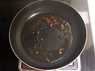 11、十分钟快手菜  凉拌椒香笋丝,加入3克花椒粒，小火炒出香味