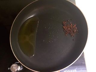 12、十分钟快手菜  凉拌椒香笋丝,花椒油做好了，稍微晾一下