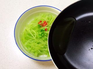 13、十分钟快手菜  凉拌椒香笋丝,把花椒油倒入笋丝里