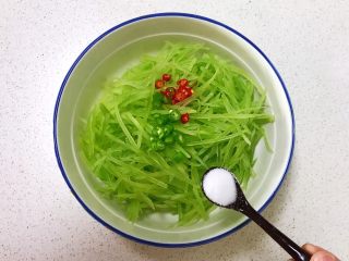 14、十分钟快手菜  凉拌椒香笋丝,加入3克精盐