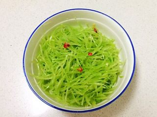 15、十分钟快手菜  凉拌椒香笋丝,调匀即可