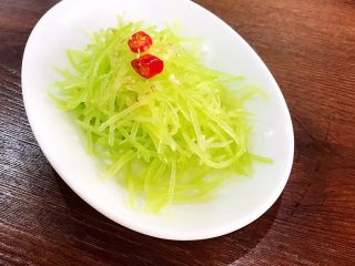 16、十分钟快手菜  凉拌椒香笋丝,把笋丝装盘，撒上少许熟白芝麻即可