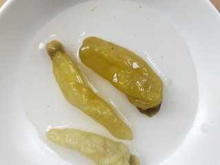 7、辣出天际的辣炒腊鸭肠,三个野山椒和三勺野山椒水。