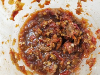 9、辣出天际的辣炒腊鸭肠,妈妈做好的辣椒酱一勺～狠辣。