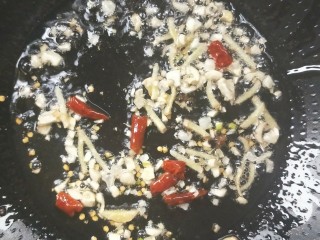 14、辣出天际的辣炒腊鸭肠,起油锅，倒入蒜末和姜丝，干辣椒掰断放入。