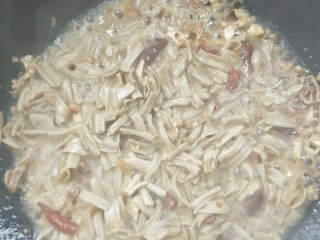 17、辣出天际的辣炒腊鸭肠,把浸泡腊鸭肠的料酒也倒入锅中翻炒一下。