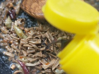 22、辣出天际的辣炒腊鸭肠,加适量生抽。