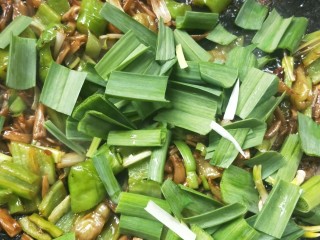 26、辣出天际的辣炒腊鸭肠,最后放蒜苗叶。