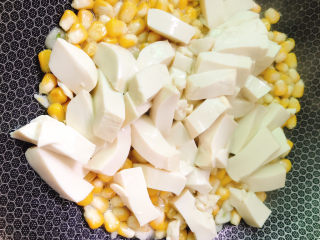 6、金玉满堂,将豆腐放入锅中