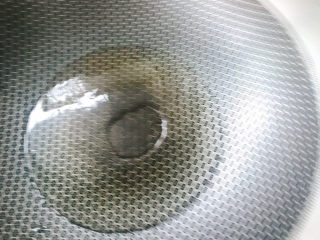 2、椒香白菜苔,锅烧热后放油