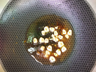 3、椒香白菜苔,放一勺红油，下蒜片