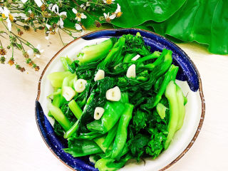 9、椒香白菜苔,装盘