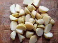 2、锅巴土豆,把土豆切成小块