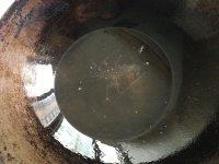 3、锅巴土豆,炒锅中放入油，烧至六成热