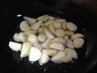 4、锅巴土豆,把土豆放入油锅内用中火炸