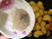 7、锅巴土豆,锅内留少量底油，放入炸好的土豆，加入调料粉