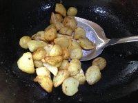 8、锅巴土豆,快速翻炒均匀