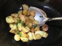 9、锅巴土豆,最后撒上葱花，翻炒几下即可出锅