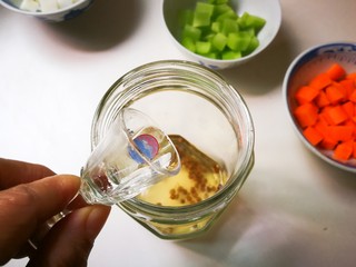 10、酒香麻麻泡菜,放入一小酒杯白酒