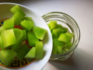 14、酒香麻麻泡菜,放入莴苣