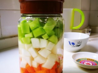 16、酒香麻麻泡菜,盖上瓶盖子泡发一直两天，看气温高低调节泡发时间