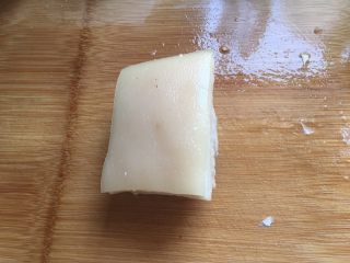 1、四川烧白（也叫梅菜扣肉）,五花肉洗干净，放锅里煮20分钟左右，煮熟透。然后冷却，再往五花肉表皮抹酿酒，多抹几遍