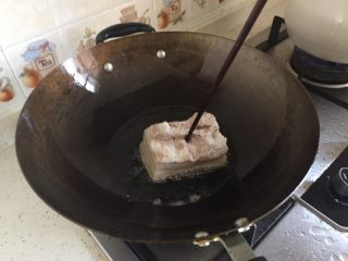 2、四川烧白（也叫梅菜扣肉）,五花肉放油锅内炸，只炸猪皮那一面