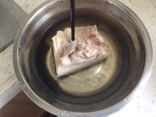 4、四川烧白（也叫梅菜扣肉）,起锅后的五花肉放入凉水或冰水中浸泡猪皮面