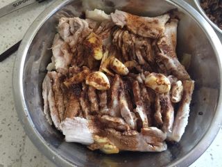 5、四川烧白（也叫梅菜扣肉）,猪肉切片后摆盘，放入2勺酱油、1勺陈醋、半勺白糖、少许花椒粉、蒜米以及生姜