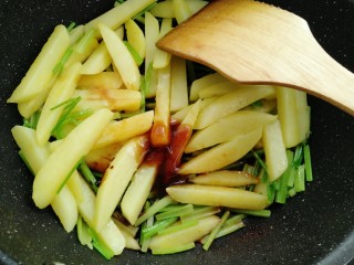 12、芹菜烧土豆,放入盐，生抽，耗油，老抽