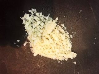 2、炝拌黑豆苗,把大蒜切成末
