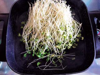 8、炝拌黑豆苗,加入黑豆苗，先把豆芽放到水里烫一下