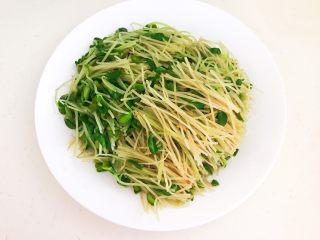 12、炝拌黑豆苗,把黑豆苗放入盘里