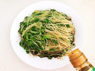 13、炝拌黑豆苗,加入蒸鱼豉油