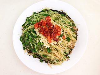 15、炝拌黑豆苗,加入干红辣椒