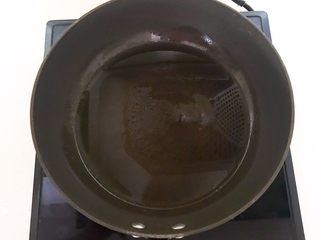 16、炝拌黑豆苗,炒锅烧热后加入玉米油