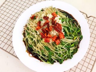 18、炝拌黑豆苗,用热油把干红辣椒和蒜末的香味激发出来