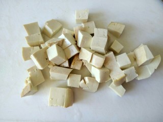 1、包菜烧豆腐,豆腐切成小块