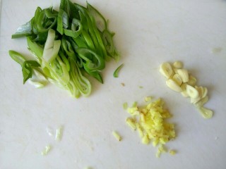 2、包菜烧豆腐,葱切丝，蒜切片，姜切沫