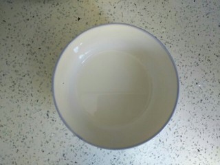 4、包菜烧豆腐,小碗中加入一勺淀粉，适量清水，调成淀粉汁