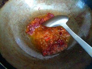 5、包菜烧豆腐,锅中放入适量植物油，放入一勺郫县豆瓣酱炒出红油