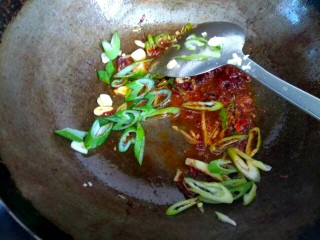 6、包菜烧豆腐,放入葱姜蒜翻炒