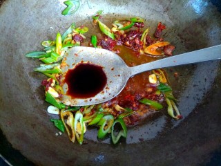 7、包菜烧豆腐,加入一勺生抽