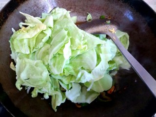 9、包菜烧豆腐,加入包菜翻炒