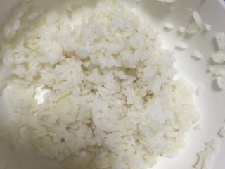 1、私房寿司,    加入少量的寿司醋到米饭里面,搅拌均匀。注意:米饭要放凉了再做,也不能太软.