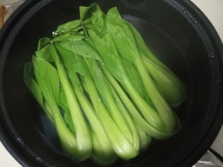 2、香菇油菜,锅中烧开水，先加一点盐，再加入油菜焯水