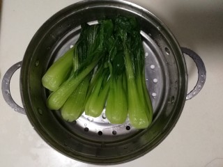 3、香菇油菜,把焯水后的油菜捞起来，过一下凉水