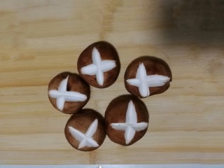 5、香菇油菜,鲜香菇把根部去掉，切十字刀花