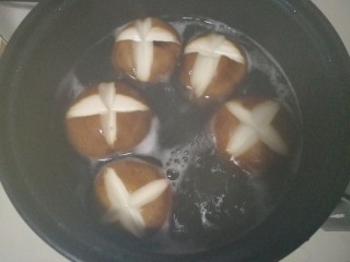 6、香菇油菜,锅里烧开水，加入香菇焯水