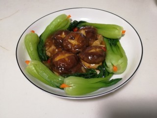10、香菇油菜,装入摆好油菜的盘中，就可以开吃啦！